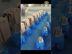 Um lote de pedaços de tricone